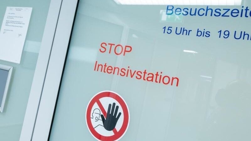 Bayerns Kliniken befürchten eine Versorgungskrise, sollten die Corona-Zahlen im Herbst wieder ansteigen. (Symbolbild)
