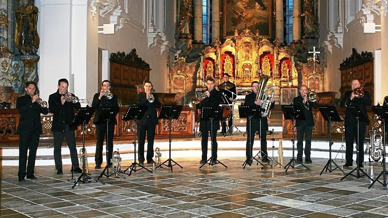 Das elfköpfige Ensemble "Tritonus Brass" gibt in der Pfarrkirche Hl. Kreuz in Kelheim ein Konzert anlässlich seines 35-jährigen Bestehens.