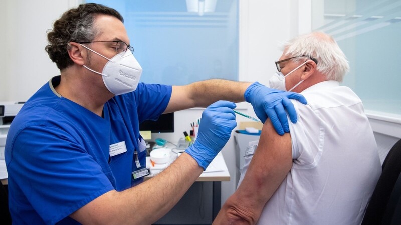 Bayerische Arztpraxen werden vor dem Impfstart am 1. April mit Anfragen überflutet (Symbolbild).