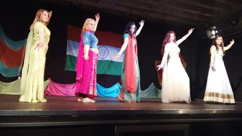 Eindrücke von der Tanzshow der Gruppe "Anandi".