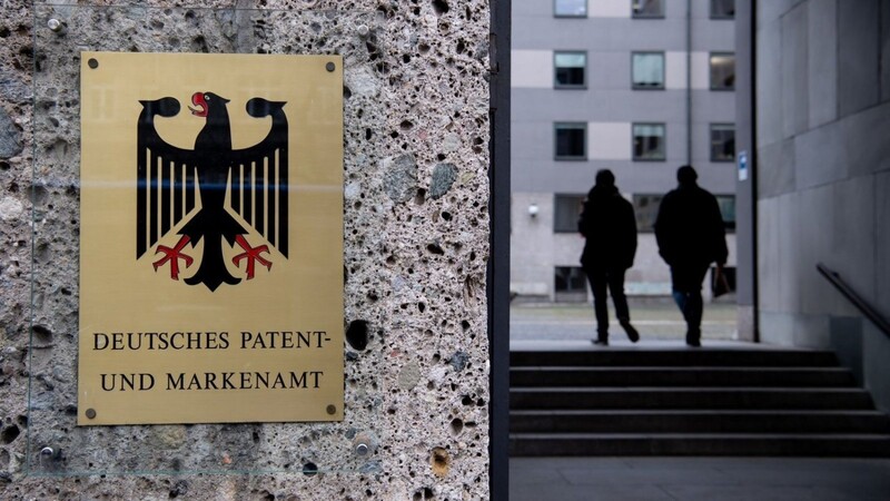Blick auf den Haupteingang des deutschen Patentamts.