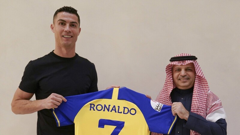Mit dem nötigen Kleingeld ist offenbar alles möglich - auch der Wechsel eines Superstars wie Cristiano Ronaldo nach Saudi Arabien.