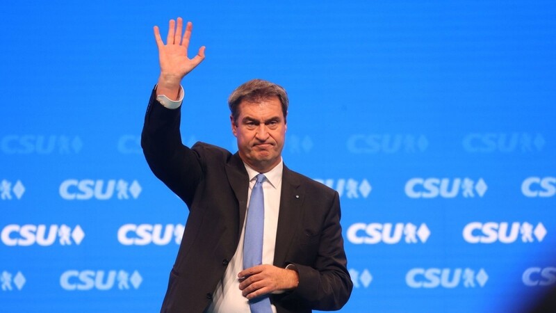 Markus Söder steht beim CSU-Parteitag nach seiner Rede auf der Bühne.