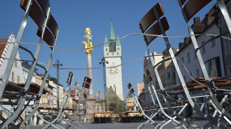 Versperrte Stühl am Straubinger Stadtplatz. Die Stadt bewirbt sich um ein Modellprojekt zur Öffnung auch bei höherer Inzidenz.