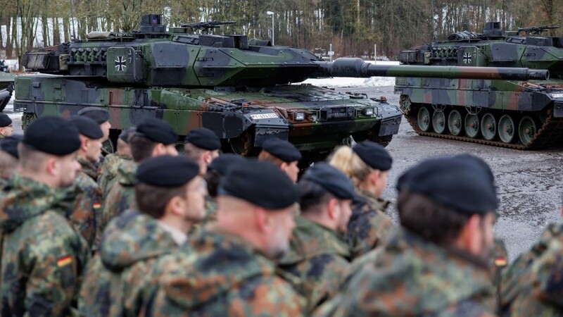 Neue Panzer Leopard 2 A7V der Bundeswehr stehen während der feierlichen Übergabe für das Panzerbataillon 104 auf dem Kasernengelände in Pfreimd (Landkreis Schwandorf).
