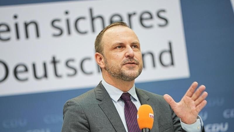 Peter Neumann während einer Pressekonferenz im Konrad-Adenauer-Haus.