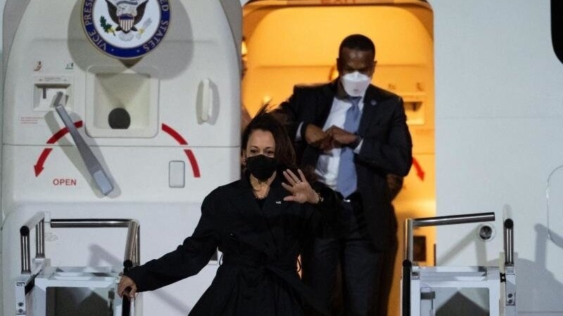 Kamala Harris, Vizepräsidentin der USA, verlässt ihr Flugzeug.