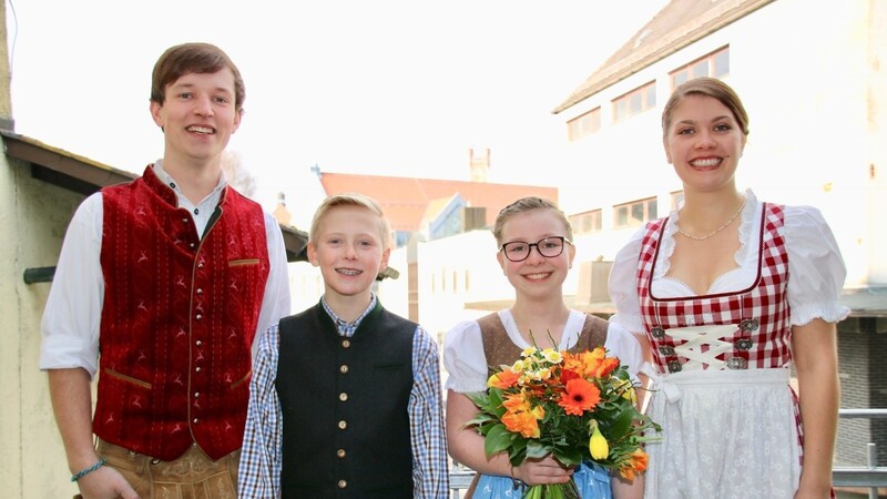 Kleines und großes Ritterpaar: Matthias Schweitzer, Elias Kerner, Sofie Reitmeier und Laura Lehminger (von links).