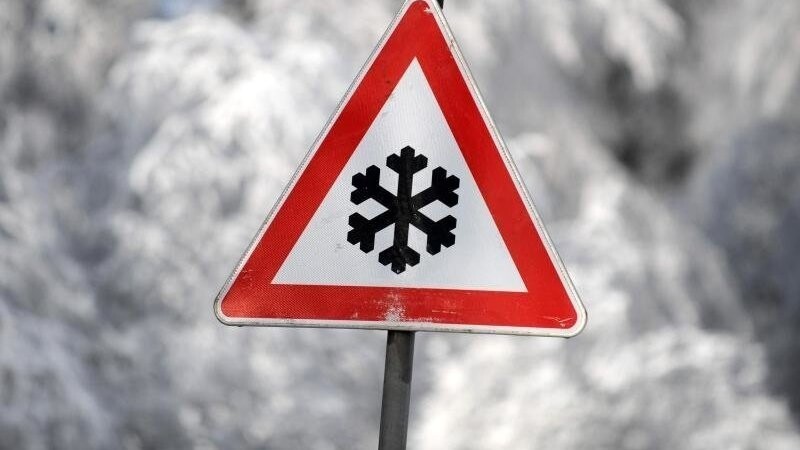 Für den Donnerstagvormittag hat der Deutsche Wetterdienst eine Warnung vor Straßenglätte auf manchen Strecken in Ostbayern herausgegeben. (Symbolbild)
