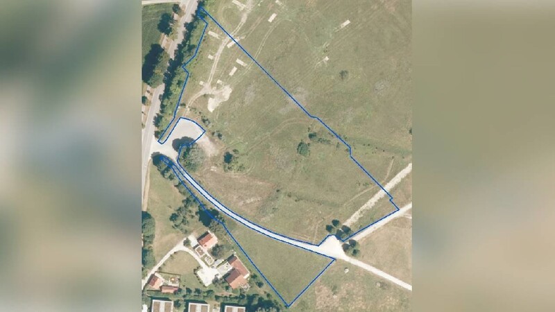 Die blauen Linien markieren Amphibienschutzzaun und Bauzaun.