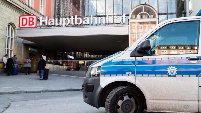 Nach einem umstrittenen Polizeieinsatz in einer Münchner S-Bahn-Station beginnt der Prozess.
