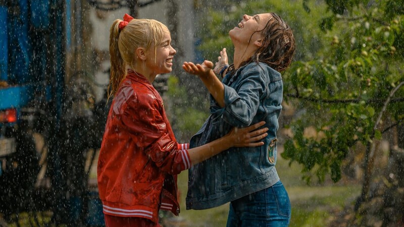 Bibi (links) und Tina tanzen nach ihrem Wiedersehen in den Sommerferien im Regen.