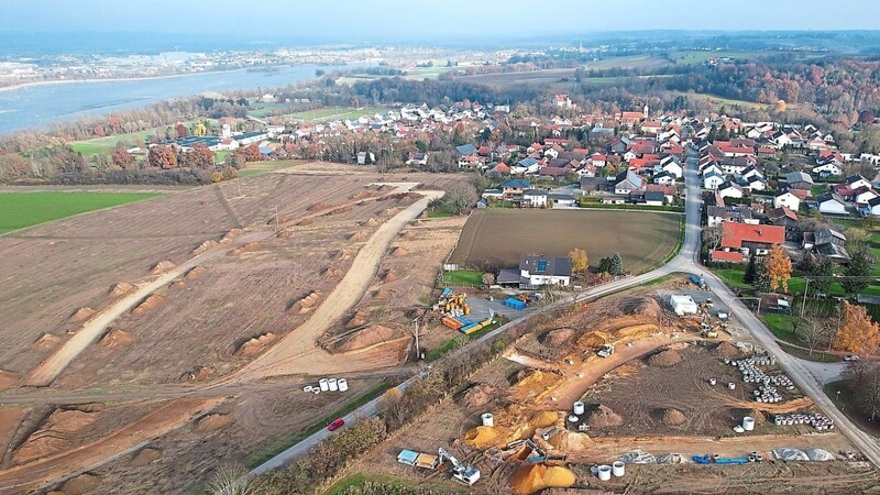 Ein Bild aus der Entstehungsphase des Neubaugebiets in Teisbach. Mittlerweile sind die Erschließungsarbeiten abgeschlossen und es geht an die Bauplatzbewerber-Auswahl. Entsprechende Kriterien beschloss der Stadtrat.