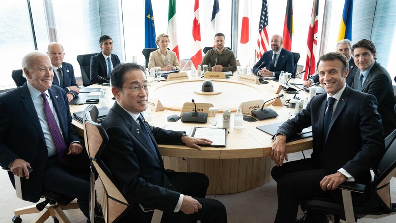 Der ukrainische Präsident Wolodymyr Selenskyj (hinten Mitte) gesellt sich zu den Staats- und Regierungschefs der G7 - und wirbelt damit die übliche Gipfeldramaturgie gehörig durcheinander.
