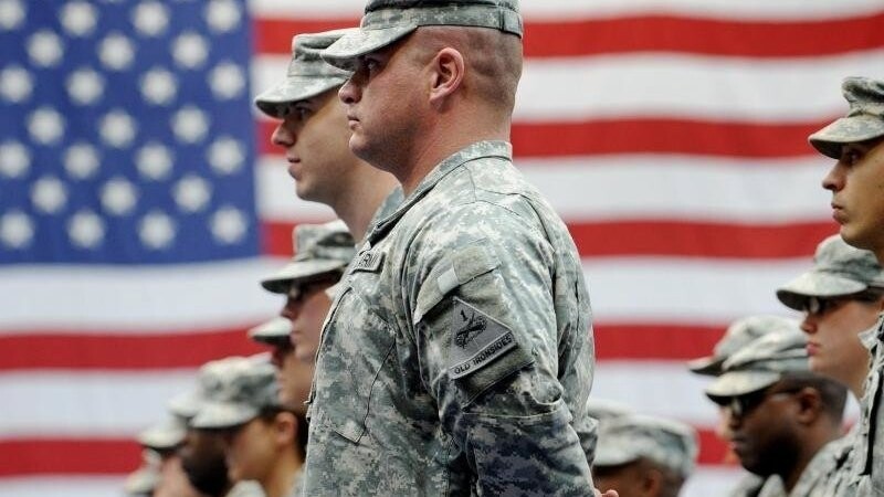 US-Soldaten stehen vor der Flagge ihres Landes. (Archivbild)