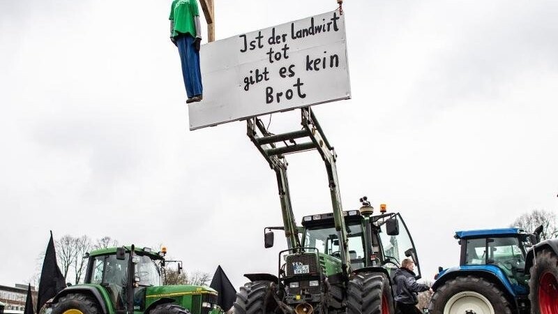 Eine Puppe hängt an einem Traktor und baumelt an einem Galgen mit dem Schild: "Ist der Landwirt tot gibt es kein Brot".