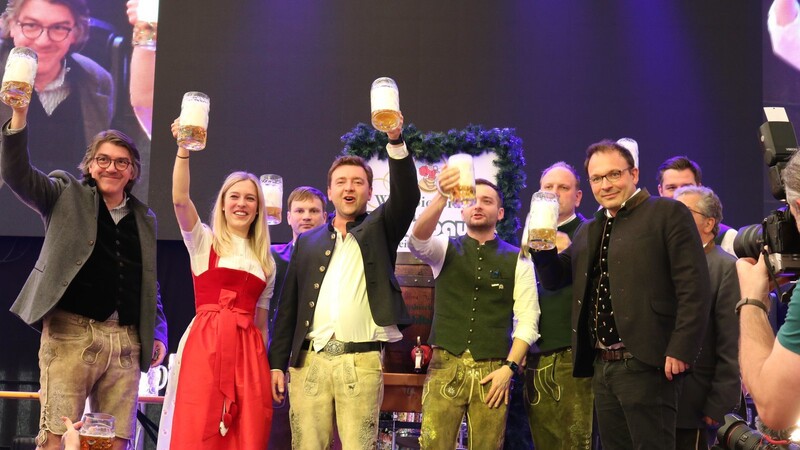 Volksfest-Präsident Christian Plötz, die Festwirte Sina und Franz Widmann, Brauereichef Jacob Horsch und Bürgermeister Martin Stoiber (von links) mit der frischgezapften Mass.