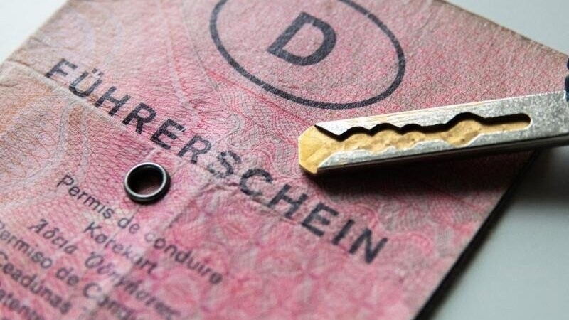 Die Führerscheinstelle am Landratsamt Landshut bittet alle Betroffene der Geburtsjahrgänge 1959-1964 mit einem alten Führerschein, den Umtausch zeitnah zu beantragen. (Symbolbild)