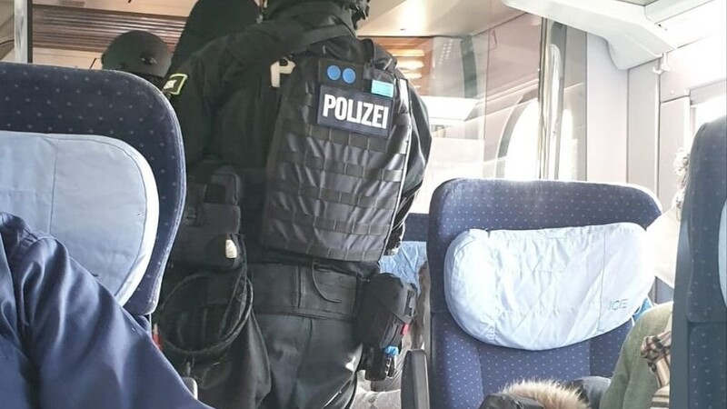 Nach der Messerattacke: Ein Bundespolizist im Zug.