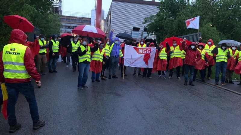 Die Mitarbeiter streiken vor dem Schlachtbetrieb Vion in Vilshofen.