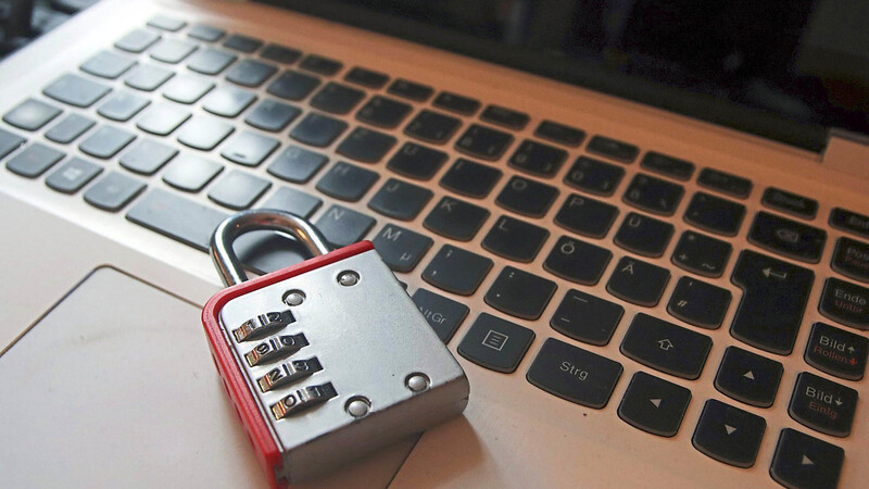 Auch im Internet braucht man zum Schutz vor Missbrauch ein Passwort. Wie ein Schloss schützt es davor, dass keine fremden Leute Zugang haben. Ein Passwort im Internet sollte so sicher sein wie ein Schloss.