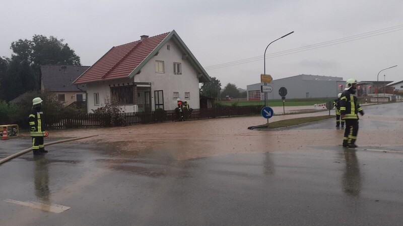 Die Kreisstraße SR66 bei Mallersdorf-Pfaffenberg wurde teilweise und zeitweise wegen Überflutung gesperrt