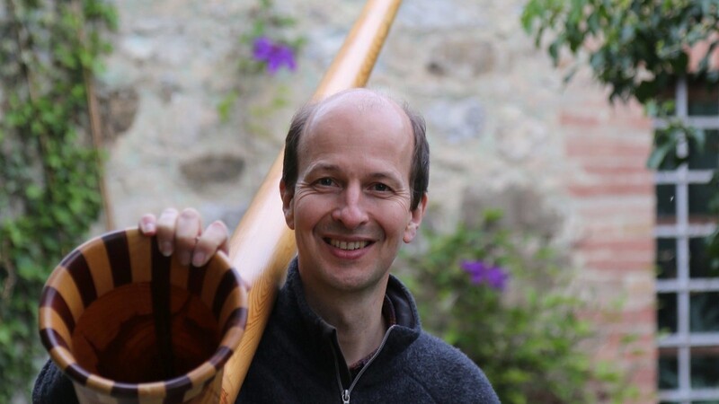 Rainer Bartesch beherrscht insgesamt über 40 Instrumente. Eines davon ist das Alphorn. Gegenwärtig sieht er freischaffende Künstler wie Musiker durch die Corona-Verbote stark benachteiligt. Deshalb möchte er ein musikalisches Zeichen setzen.