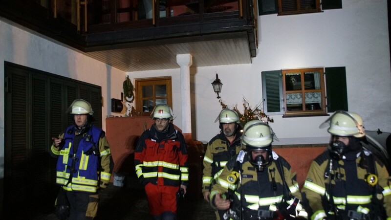 Ein Zimmerbrand hat am Abend vor Weihnachten einen Feuerwehreinsatz in Wörth ausgelöst.