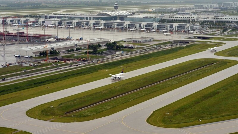 Eine69-Jährige pöbelte das Flugpersonal an und soll erfolglos versucht haben, zwei Kabinentüren zu öffnen. Der Pilot musste am Flughafen München zwischenlanden. (Symbolbild)