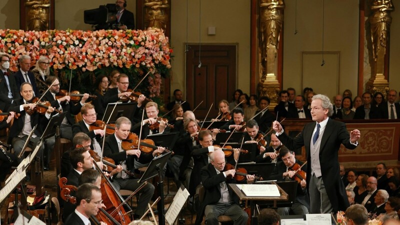 Franz Welser-Möst und die Wiener Philharmoniker beim traditionellen Neujahrskonzert im Großen Saal des Musikvereins.