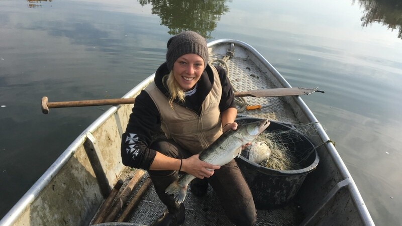 Mit dieser Alu-Zille war bereits ihr Vater unterwegs. Heute fährt Katharina Mayer (36) damit auf der Donau. Auf dem Foto ist sie mit ihrem ersten Zander zu sehen.