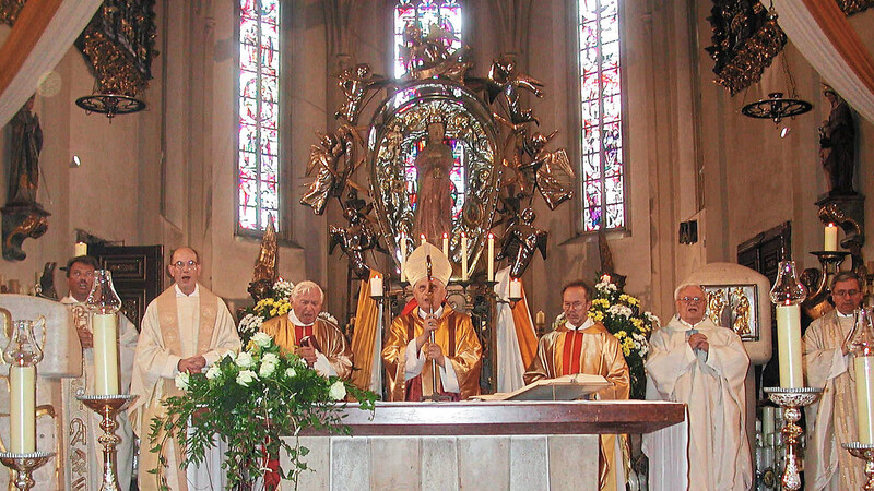 Joseph Ratzinger (Mitte), damals als Kardinal, beim Gottesdienst im August 2004 in der Wallfahrtskirche auf dem Bogenberg. Damals wurde 900 Jahre Marienheiligtum gefeiert.