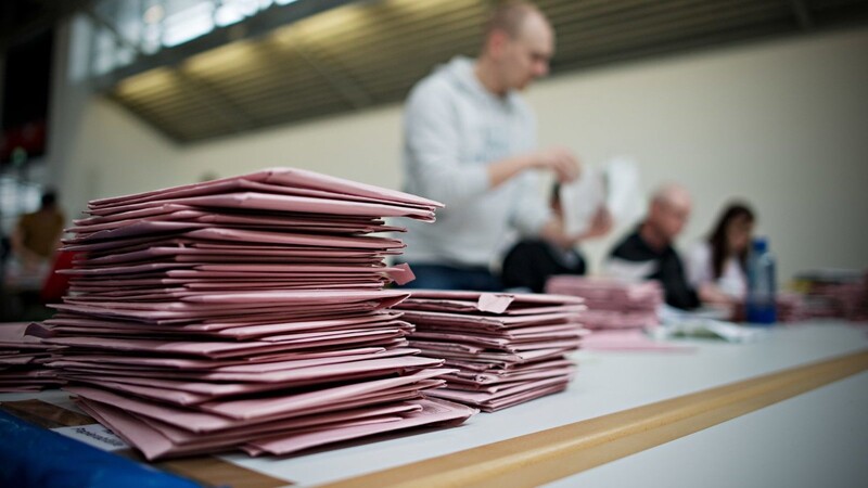 Wahlhelfer sortieren in der Messe die eingeschickten Briefwahlstimmen zur Kommunalwahl 2014.