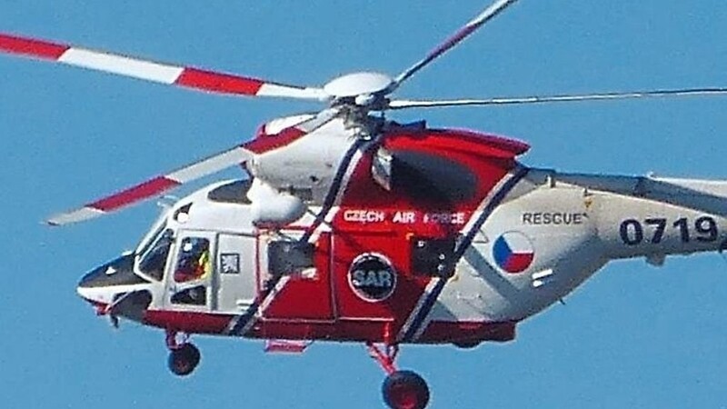 Mit einem Hubschrauber werden Corona-Patienten aus überfüllten Krankenhäusern wegtransportiert.