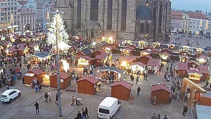 In Pilsen startet Anfang Dezember in einer Hauruck-Aktion ein Weihnachtsmarkt mit vielen Besuchern.