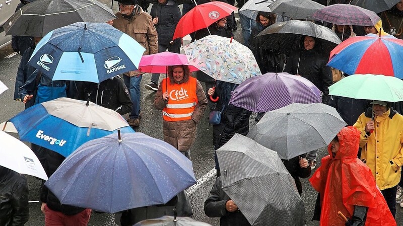 Demonstranten der Gewerkschaft CFDT demonstrierten in Bayonne. In Frankreich blieben am Donnerstag Schulen und Kindertagesstätten geschlossen, Flüge, Züge und S-Bahnen fielen aus.