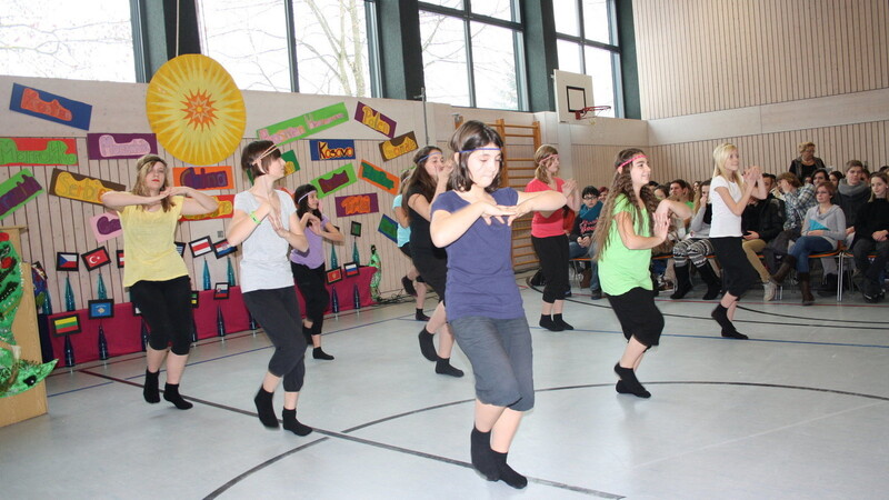 Neun Schülerinnen der Klassen 5 bis 7 führten einen Jazzdance vor. (Fotos: jg)