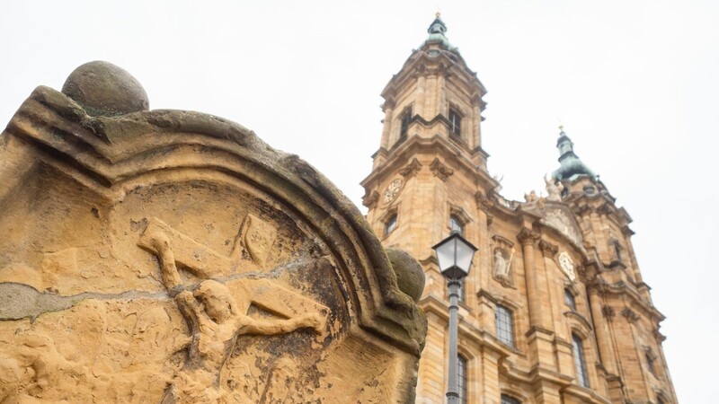 Eine mit Rissen durchzogene Abbildung einer ans Kreuz genagelten Jesusfigur ist vor der Basilika Vierzehnheiligen zu sehen.