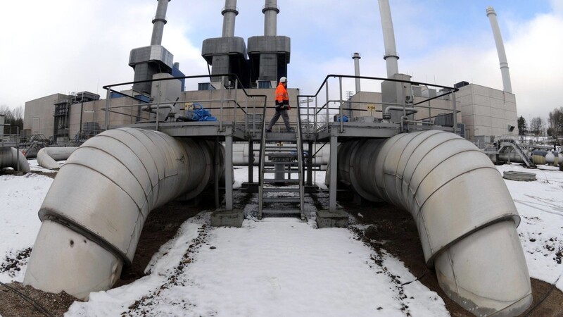 Ein Mitarbeiter geht auf dem Gelände in der Gasverdichterstation in Waidhaus (Oberpfalz). Dort kommt russisches Erdgas über die Grenze nach Bayern.
