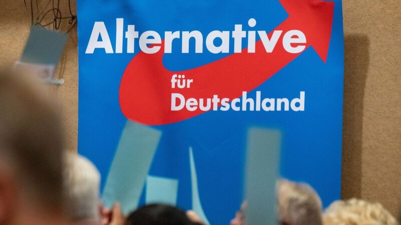 Auf einem AfD-Parteitag hängt ein Plakat mit dem Schriftzug "Alternative für Deutschland".