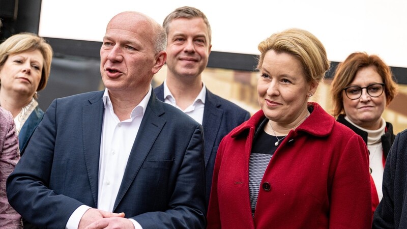 Franziska Giffey (SPD), Regierende Bürgermeisterin von Berlin, und Kai Wegner,, Spitzenkandidat der CDU. Statt, wonach es aussah und wofür es gereicht hätte, das Bündnis mit Grünen und Linkspartei wiederzubeleben, begann die SPD Koalitionsverhandlungen mit der CDU.
