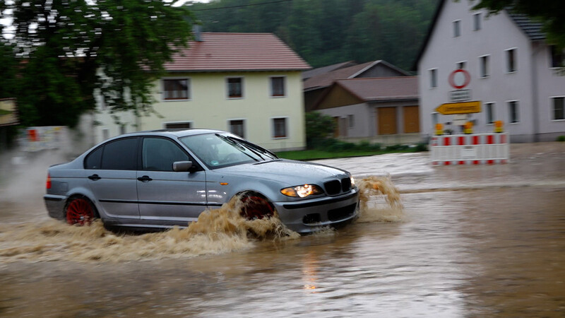 Regenschauer haben am Samstag Bad Abbach überflutet.