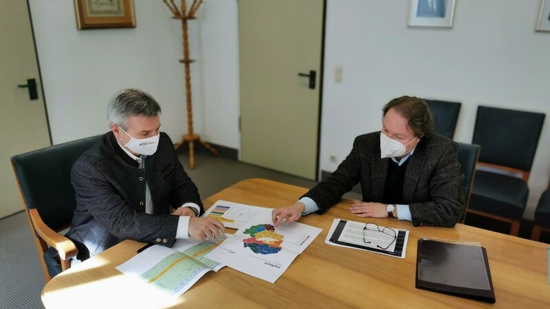 Landrat Peter Dreier und Landtagsabgeordneter Helmut Radlmeier besprachen die Impfstrategie des Landkreises: Künftig soll neben dem Impfzentrum in Kumhausen verstärkt in der Fläche geimpft werden.