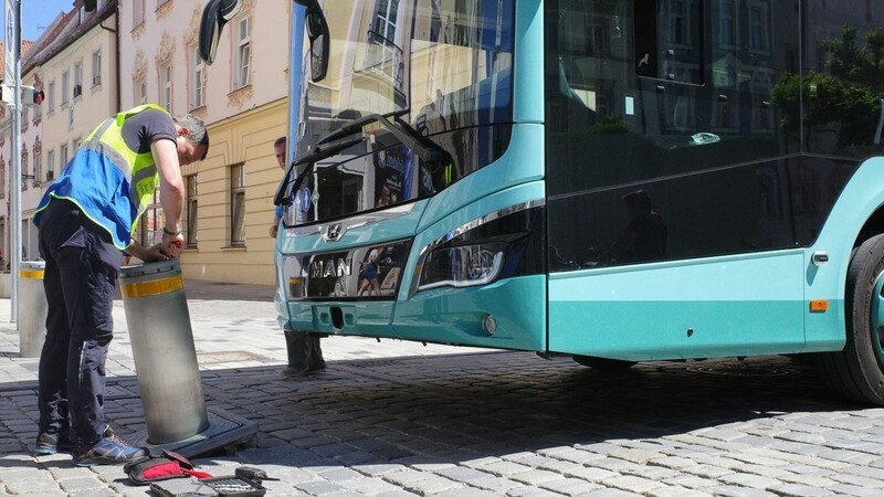 Stadtbus gegen Poller: Nur der jüngste in einer mittlerweile langen Reihe von Unfällen, an denen die versenkbaren Straßensperren beteiligt waren.