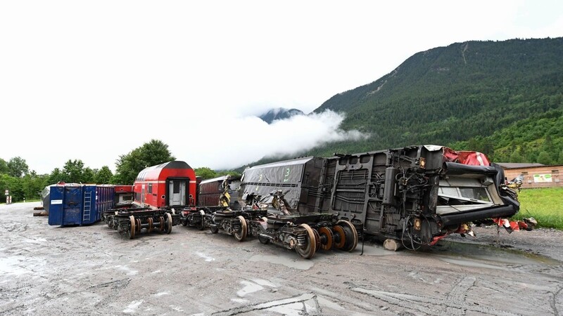 Die zerstörten Zugwagons und die Drehgestelle stehen in der Nähe der Unglücksstelle auf einem Betriebshof in Garmisch-Partenkirchen.