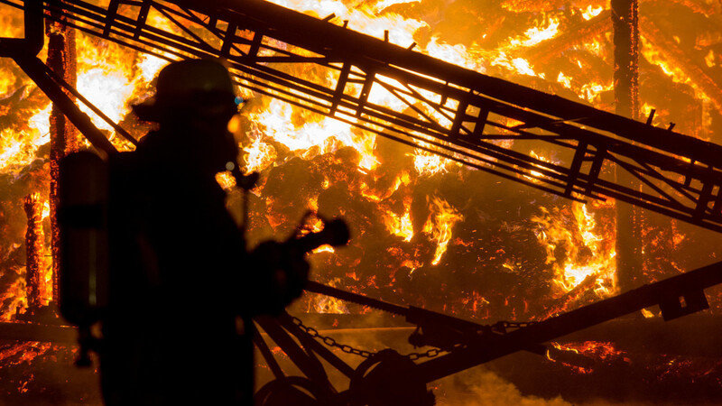 In Dietfurt (Landkreis Neumarkt in der Oberpfalz) ist am Donnerstagabend ein Sägewerk komplett niedergebrannt.