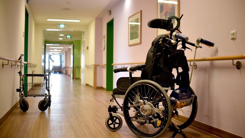 Feuerwehrleute in München haben einen 50-Jährigen, dessen Rollstuhl plötzlich streikte, kurzerhand bis nach Hause geschoben. (Symbolbild)