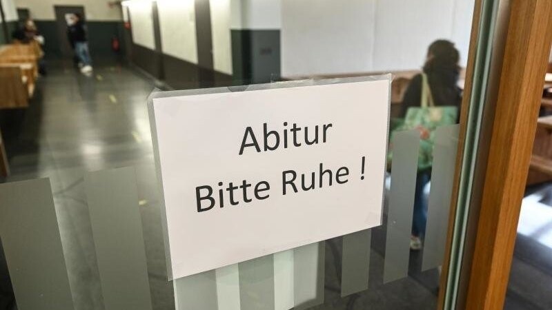 Ein Schild mit der Aufschrift "Abitur - Bitte Ruhe!".