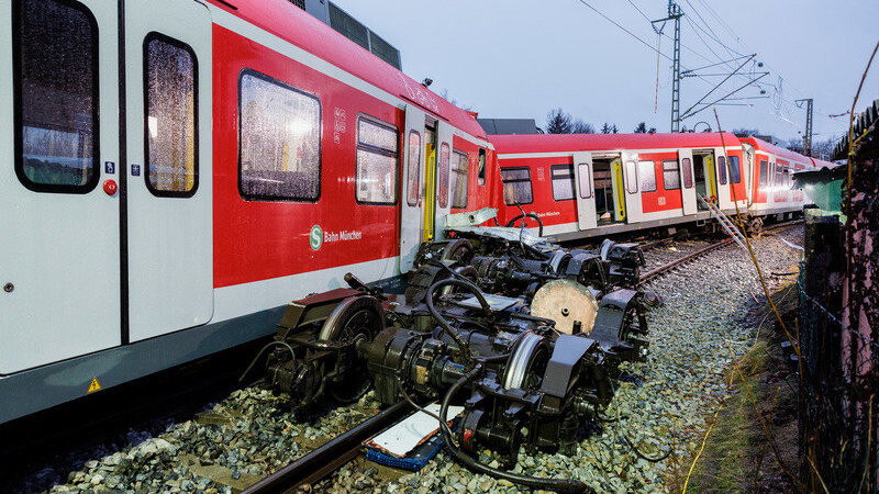 Zwei aufeinander geprallte S-Bahnen stehen an der Unfallstelle in der Nähe des Bahnhofes Ebenhausen-Schäftlarn. Bei dem Frontalzusammenstoß zweier S-Bahnen im Landkreis München sind am Montag ein Mensch getötet und 18 verletzt worden.