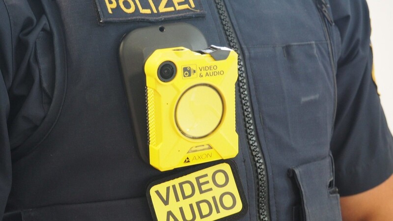Leuchtend gelb und mit dem Hinweis, dass sie "Audio" und "Video" aufzeichnen - so sehen die neuen Bodycams der Polizeibeamten aus.